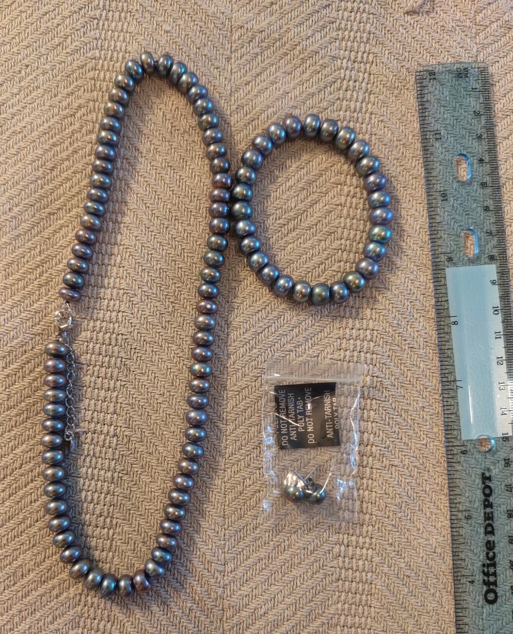 Freshwater pearl necklace, a stretchy bracelet, and a pair of matching earring